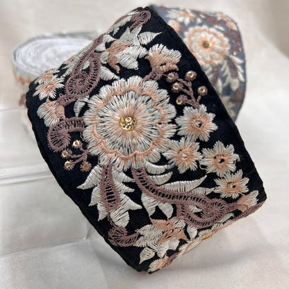 【50cm単位】 刺繍リボン 小さな歯車と車輪のような花柄 生地 スパンコール 幅約7.6cm 23072201
