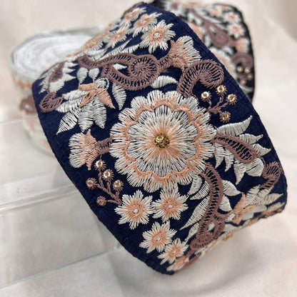 【50cm単位】 刺繍リボン 小さな歯車と車輪のような花柄 生地 スパンコール 幅約7.6cm 23072201