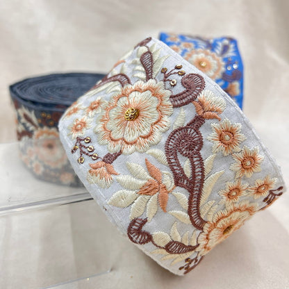 【50cm単位】 刺繍リボン 小さな歯車と車輪のような花柄 生地 スパンコール 幅約7.6cm 23072201