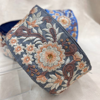【50cm単位】 刺繍リボン 小さな歯車と車輪のような花柄 生地 スパンコール 幅約7.6cm 23072201