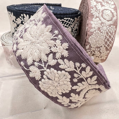 【50cm単位】 刺繍リボン ノンスパンコール くすみカラー生地に  華やぎ躍る妖精の 布地 幅約5.1cm 230722004