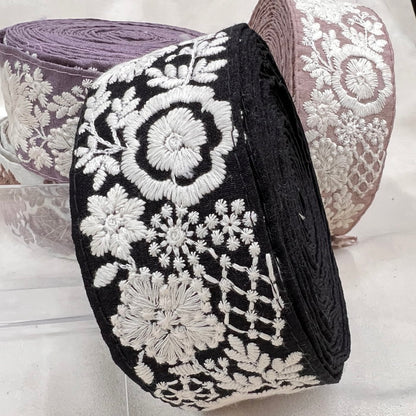 【50cm単位】 刺繍リボン ノンスパンコール くすみカラー生地に  華やぎ躍る妖精の 布地 幅約5.1cm 230722004