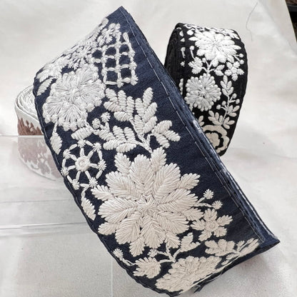 【50cm単位】 刺繍リボン ノンスパンコール くすみカラー生地に  華やぎ躍る妖精の 布地 幅約5.1cm 230722004