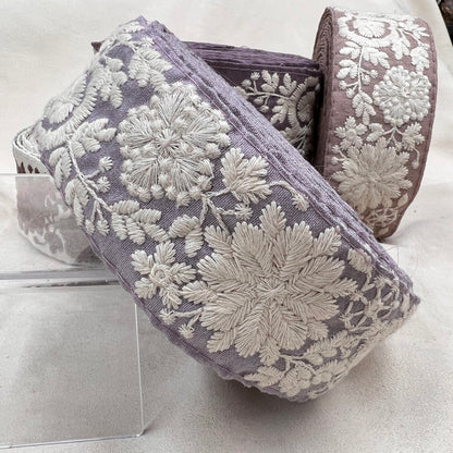 【50cm単位】 刺繍リボン ノンスパンコール くすみカラー生地に  華やぎ躍る妖精の 布地 幅約5.1cm 230722004