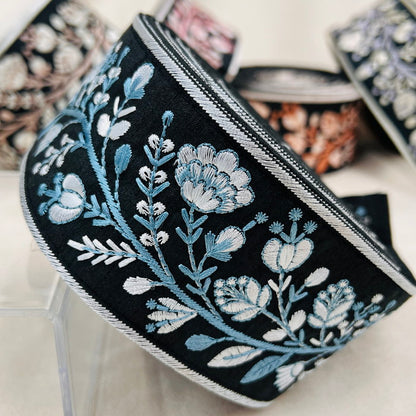 【50cm単位】 刺繍リボン ノンスパンコール 天まで届け 空に向かって咲く花① 布地 幅約6.2cm 230727002