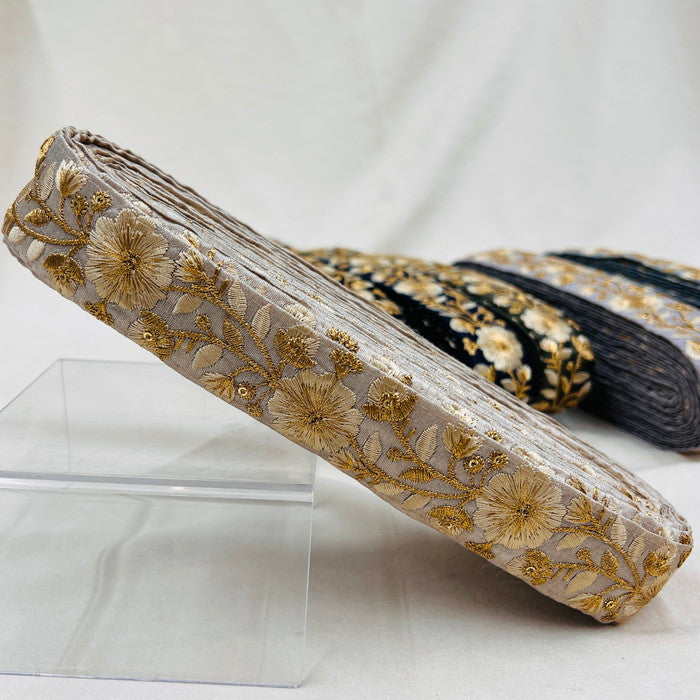 【50cm単位】 刺繍リボン 大人気で再入荷 ゴールド糸で紡ぐ 華やかな花の奏で 刺繍リボン 布地 幅約3.3cm　2308010001