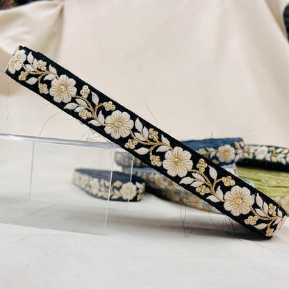 【50cm単位】 刺繍リボン 細幅 カラーが豊富 金糸がアクセント 風に揺れる白い花 布地 幅約2.3cm 230815009
