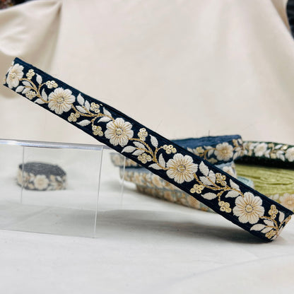 【50cm単位】 刺繍リボン 細幅 カラーが豊富 金糸がアクセント 風に揺れる白い花 布地 幅約2.3cm 230815009