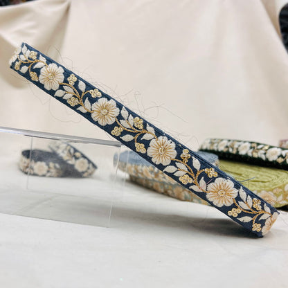 【50cm単位】 刺繍リボン 細幅 カラーが豊富 金糸がアクセント 風に揺れる白い花 布地 幅約2.3cm 230815009