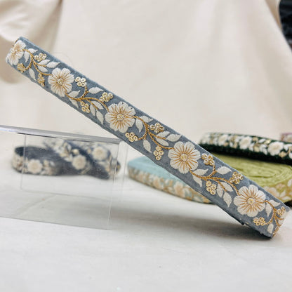 【50cm単位】 刺繍リボン 細幅 カラーが豊富 金糸がアクセント 風に揺れる白い花 布地 幅約2.3cm 230815009