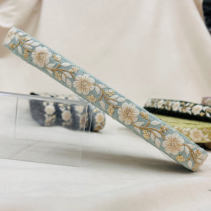 【50cm単位】 刺繍リボン 細幅 カラーが豊富 金糸がアクセント 風に揺れる白い花 布地 幅約2.3cm 230815009
