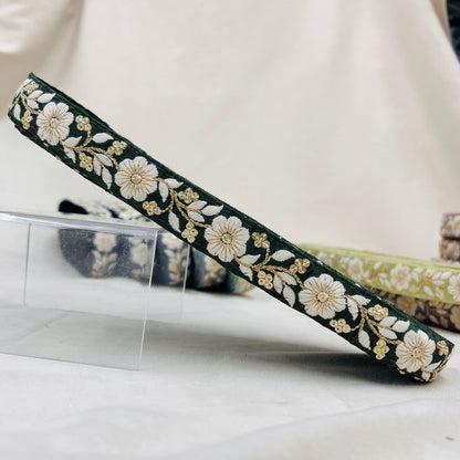 【50cm単位】 刺繍リボン 細幅 カラーが豊富 金糸がアクセント 風に揺れる白い花 布地 幅約2.3cm 230815009
