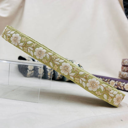 【50cm単位】 刺繍リボン 細幅 カラーが豊富 金糸がアクセント 風に揺れる白い花 布地 幅約2.3cm 230815009