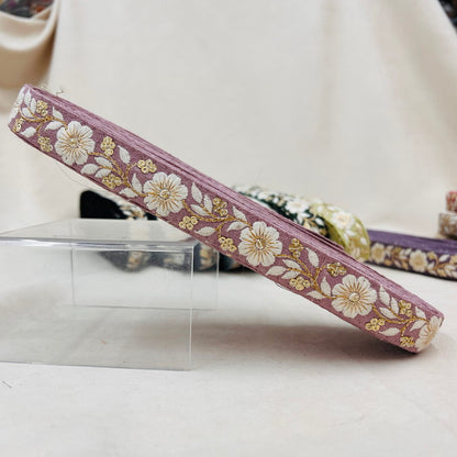 【50cm単位】 刺繍リボン 細幅 カラーが豊富 金糸がアクセント 風に揺れる白い花 布地 幅約2.3cm 230815009