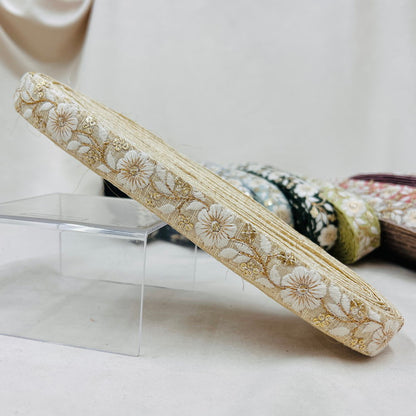 【50cm単位】 刺繍リボン 細幅 カラーが豊富 金糸がアクセント 風に揺れる白い花 布地 幅約2.3cm 230815009