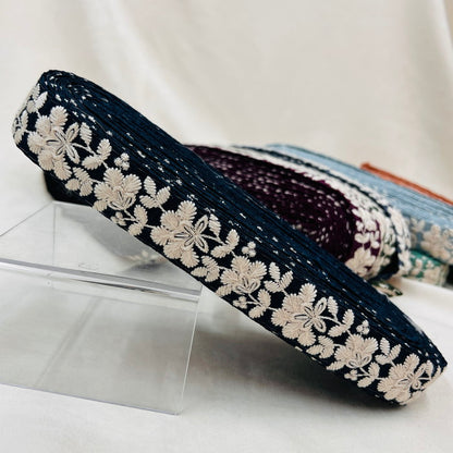 【50cm単位】 刺繍リボン ノンスパンコール 白い雲の花が咲く 空の世界  刺繍リボン 布地 幅約2.8cm　2308021001