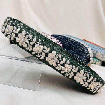 【50cm単位】 刺繍リボン ノンスパンコール 白い雲の花が咲く 空の世界  刺繍リボン 布地 幅約2.8cm　2308021001