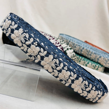 【50cm単位】 刺繍リボン ノンスパンコール 白い雲の花が咲く 空の世界  刺繍リボン 布地 幅約2.8cm　2308021001