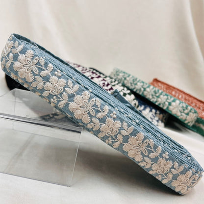 【50cm単位】 刺繍リボン ノンスパンコール 白い雲の花が咲く 空の世界  刺繍リボン 布地 幅約2.8cm　2308021001