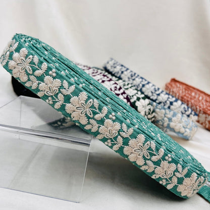 【50cm単位】 刺繍リボン ノンスパンコール 白い雲の花が咲く 空の世界  刺繍リボン 布地 幅約2.8cm　2308021001