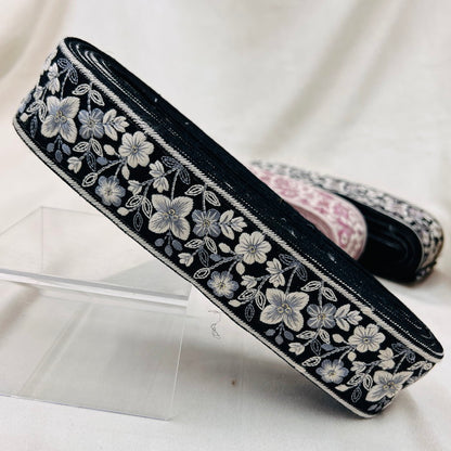 【50cm単位】 刺繍リボン キラリと煌めく 可憐に咲く 花たちの世界 布地 幅約4.6cm 230915002