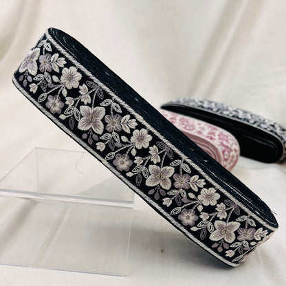 【50cm単位】 刺繍リボン キラリと煌めく 可憐に咲く 花たちの世界 布地 幅約4.6cm 230915002