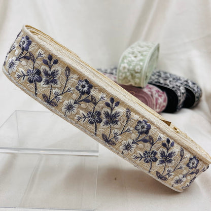 【50cm単位】 刺繍リボン キラリと煌めく 可憐に咲く 花たちの世界 布地 幅約4.6cm 230915002