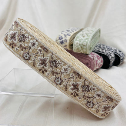 【50cm単位】 刺繍リボン キラリと煌めく 可憐に咲く 花たちの世界 布地 幅約4.6cm 230915002