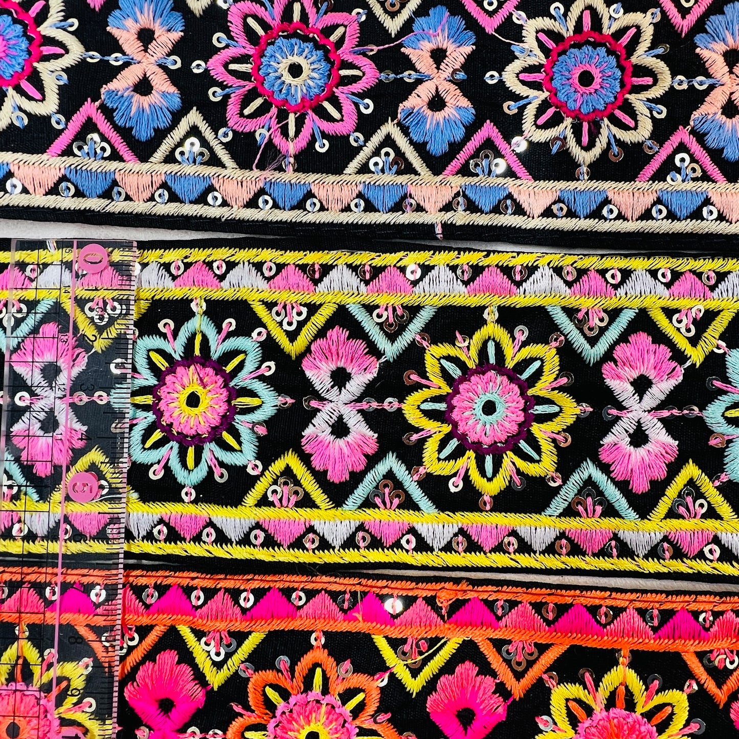 エキゾチック！カラフル花柄刺繡リボン（使用スパンコール使用）・布地タイプ（幅 約6cm）　インド刺繍リボン