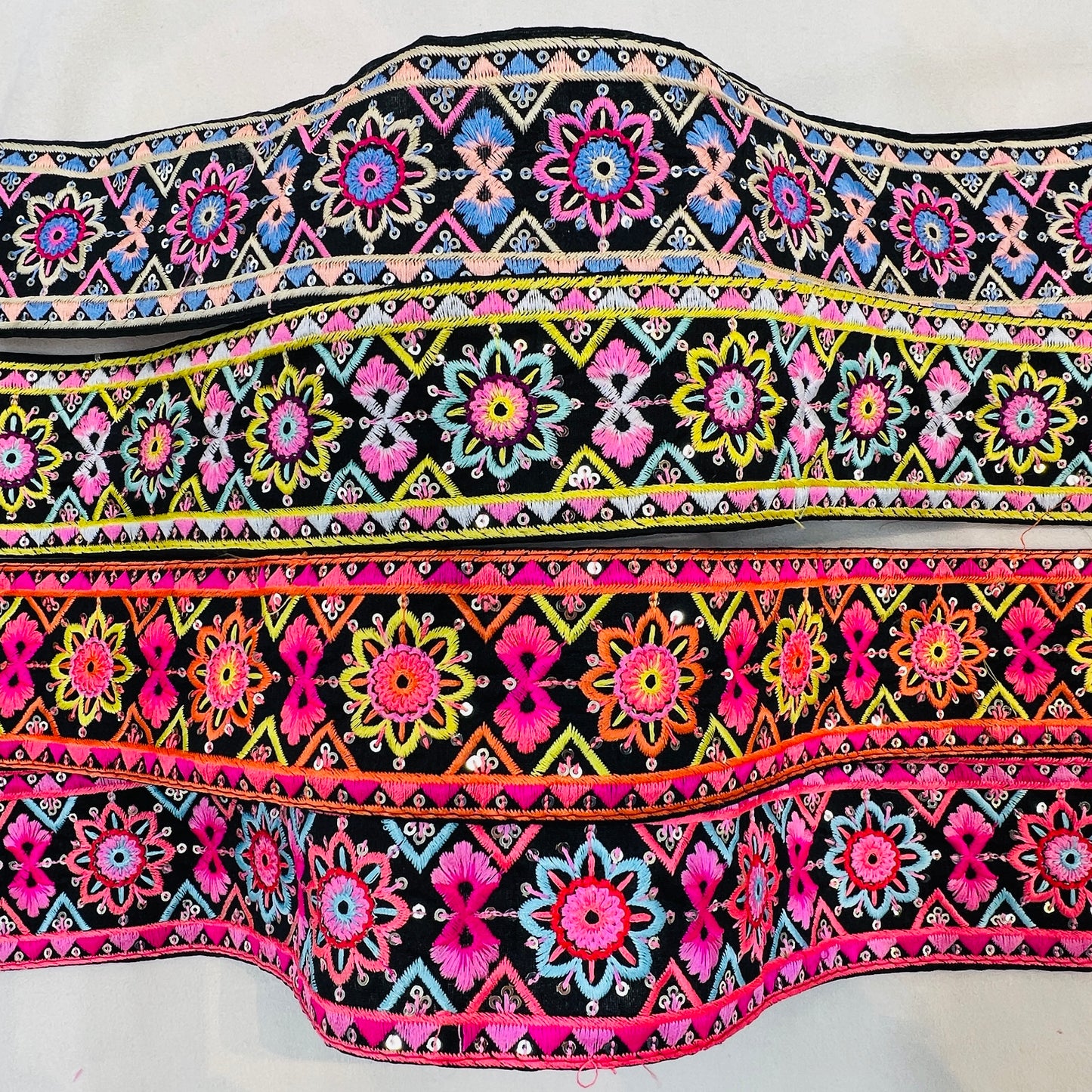 エキゾチック！カラフル花柄刺繡リボン（使用スパンコール使用）・布地タイプ（幅 約6cm）　インド刺繍リボン